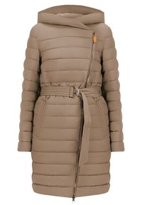 Béžová péřová bunda s horizontálním prošíváním, kapucí, diagonálním zipem a pásem v oblasti pasu, který má kulatou sponu. Hladká textura a izolační design.