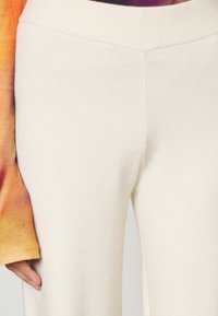 Vero Moda VMGOLD NEEDLE TROUSERS - Calças - birch