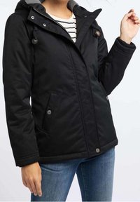 Musta eristetty takki vetoketjulla edessä, säädettävällä hupulla, sivutaskuilla ja tikatulla pintakuviolla. Pakkausnapit ja moderni leikkaus.