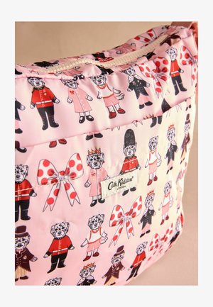 Rožinė paminkštinta kišenė, puošta pakartotiniais džiaugsmingų meškinų raštais įvairiose aprangose, su taškeliais ir "Cath Kidston" etikete.