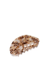 Claw per capelli in plastica con motivo a marmo marrone e crema. Forma curva con più denti per afferrare i capelli in modo sicuro.
