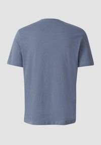 Katoenen T-shirt in gedempt blauw met een klassieke ronde hals en korte mouwen. Gladde textuur, geen zichtbare patronen of accenten.
