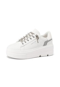 Sneakers bianchi con suola platform, design con lacci, dettagli argentati scintillanti e texture in pelle liscia. Presentano lacci metallici e branding.