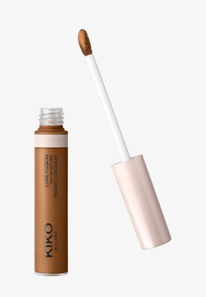 Tube ouverte de correcteur radiant hydratant 24H Love Fusion de KIKO Milano avec applicateur incliné, montrant la teinte marron moyen.