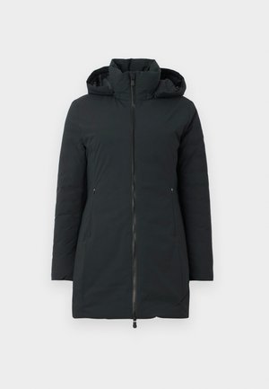 Melna ziemas jaka līdz ceļgala garumam ar kapuci, priekšējo rāvējslēdzēju, garām piedurknēm un divām sānu kabatām ar rāvējslēdzēju, izvietota uz baltas fona.