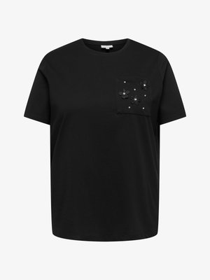 Czarny t-shirt z krótkim rękawem, okrągłym dekoltem i kieszonką na piersi ozdobioną trzema czarnymi kwiatkami z tkaniny oraz małymi srebrnymi ćwiekami.