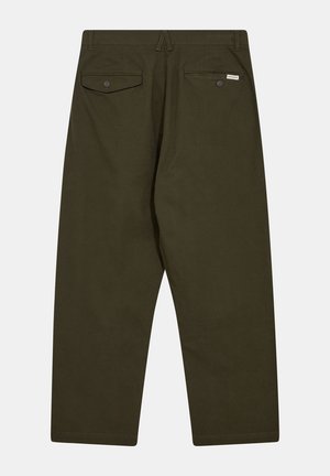 Pantaloni verde oliva con una vestibilità rilassata, dotati di due tasche posteriori con chiusura a bottone e una cintura semplice. Tessuto di cotone liscio.