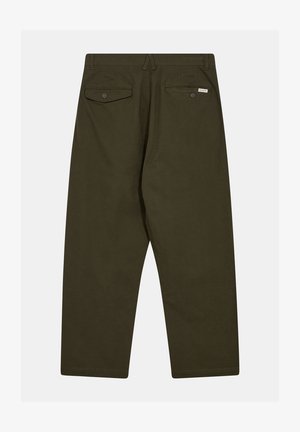 Pantaloni verde oliva con una vestibilità rilassata, dotati di due tasche posteriori con chiusura a bottone e una cintura semplice. Tessuto di cotone liscio.