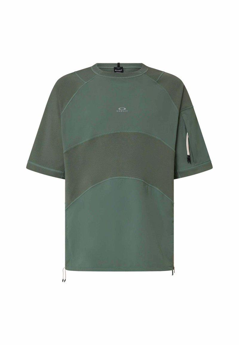 T-shirt à manches courtes et col rond en tissu vert foncé. Présente des panneaux texturés contrastants et un ourlet ajustable avec cordons de serrage.