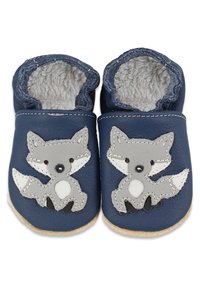 Leren babyschoenen in marineblauw met een grijze vosapplicatie. Kenmerkt zich door een zachte, fuzzy voering en elastische openingen voor gemakkelijk aan- en uittrekken.