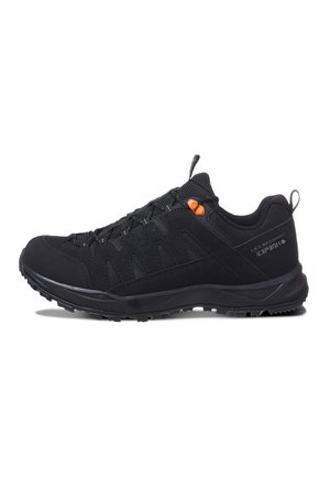 Scarpa da trekking nera con taglio basso, suola texturizzata, pannelli in mesh, design con lacci, blocco arancione per i lacci e linguetta con tiranti sulla lingua e sul tallone.