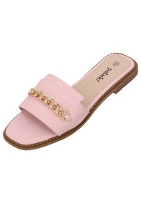 Sandal con zeppa in ecopelle rosa, con una fascia larga e un accento in catena dorata, dotato di suola piatta e suola esterna texturizzata marrone.