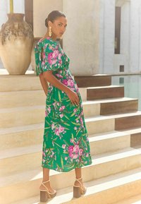 Love & Roses REGULAR FIT TWIST FRONT V-NECK SHORT SLEEVE MIDI - Dnevna haljina - green floral