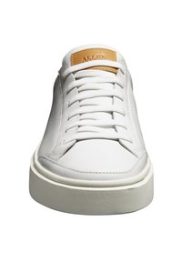 Weiße Ledersneaker mit glatter Oberfläche, verziert mit perforierten Akzenten, einer Gummisohle und einem braunen Logopatch auf der Zunge.