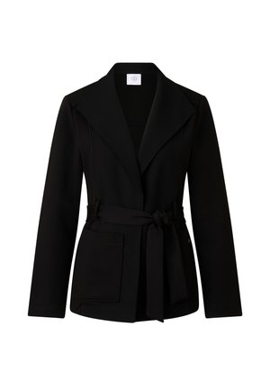 Zwarte blazer met lange mouwen, brede revers, voorzak en tailleceintuur, weergegeven op een effen witte achtergrond.