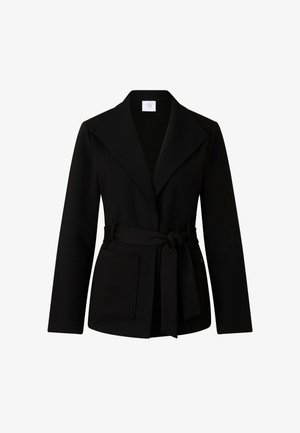 Zwarte blazer met lange mouwen, brede revers, voorzak en tailleceintuur, weergegeven op een effen witte achtergrond.