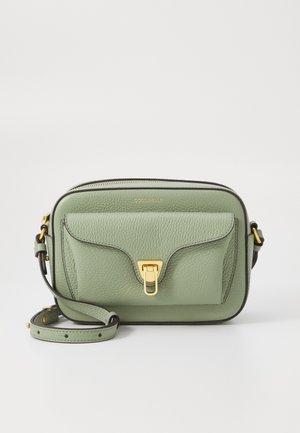 Grøn læder crossbody taske med struktureret overflade, guldfarvet hardware, lynlås lukning, frontlomme og justerbar rem. Kontrast søm detaljer.