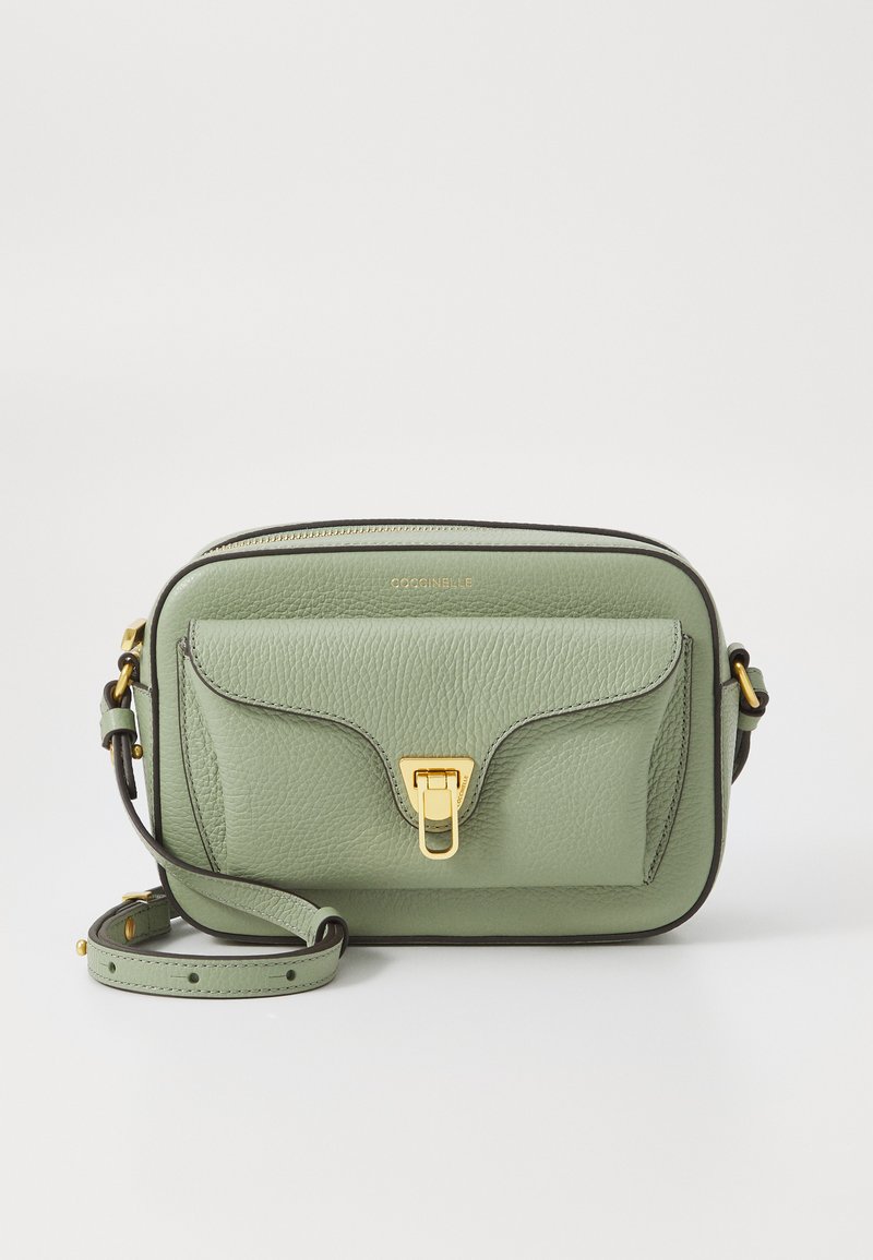 Borsa a tracolla verde in pelle con finitura texture, hardware dorato, chiusura con zip, tasca frontale e tracolla regolabile. Dettagli con cuciture a contrasto.