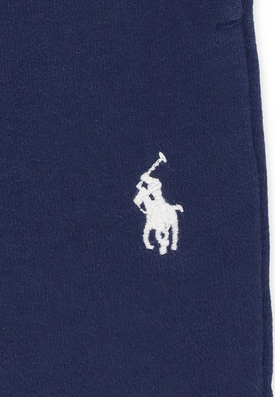 Tessuto blu navy con una texture liscia, caratterizzato da un logo ricamato bianco di un giocatore di polo su un cavallo, posizionato sul lato sinistro.