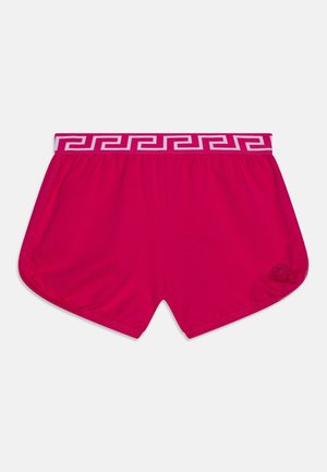 Felroze sportshorts met een witte tailleband met geometrisch patroon en een klein reliëflogo op het onderste rechterbeen.