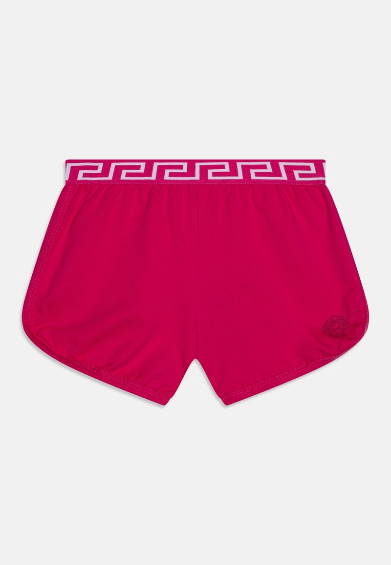 Shorts de sport rose vif avec une taille blanche à motif géométrique et un petit logo embossé sur la jambe droite en bas.