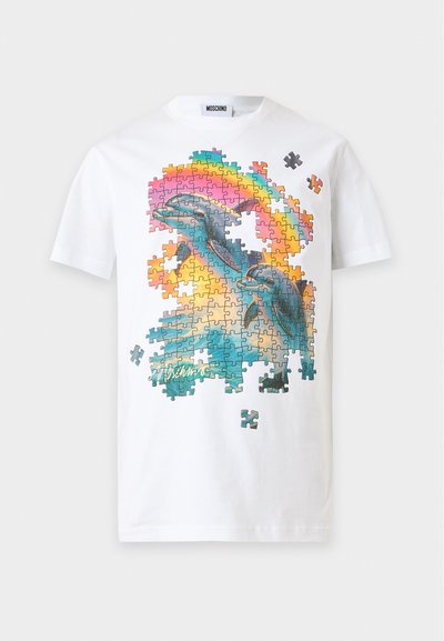 Λευκό T-shirt με πολύχρωμο γραφικό παζλ δελφινιού, με κάποια κομμάτια να λείπουν, και φόντο ουράνιου τόξου στο μπροστινό μέρος.