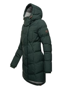 Zaļš polsterēts parka ar kapuci, kas aprīkots ar mīkstu iekšējo oderi, rāvējslēdzēja aizdari, sānu kabatām un teksturētām akcentētām daļām plecos.