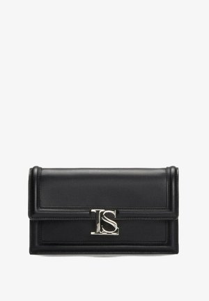 Bolso de mano de cuero negro con textura suave, forma rectangular, hardware de logotipo plateado central y diseño de tapa plegable.