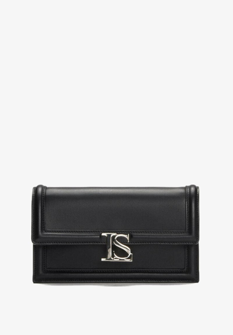 Bolso de mano de cuero negro con textura suave, forma rectangular, hardware de logotipo plateado central y diseño de tapa plegable.