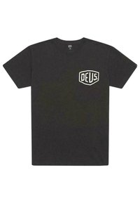 Camiseta de algodón negra con mangas cortas, que presenta un logo de escudo blanco con texto en la parte izquierda del pecho. Diseño clásico de cuello redondo.