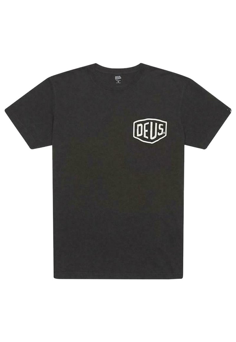 Camiseta de algodón negra con mangas cortas, que presenta un logo de escudo blanco con texto en la parte izquierda del pecho. Diseño clásico de cuello redondo.