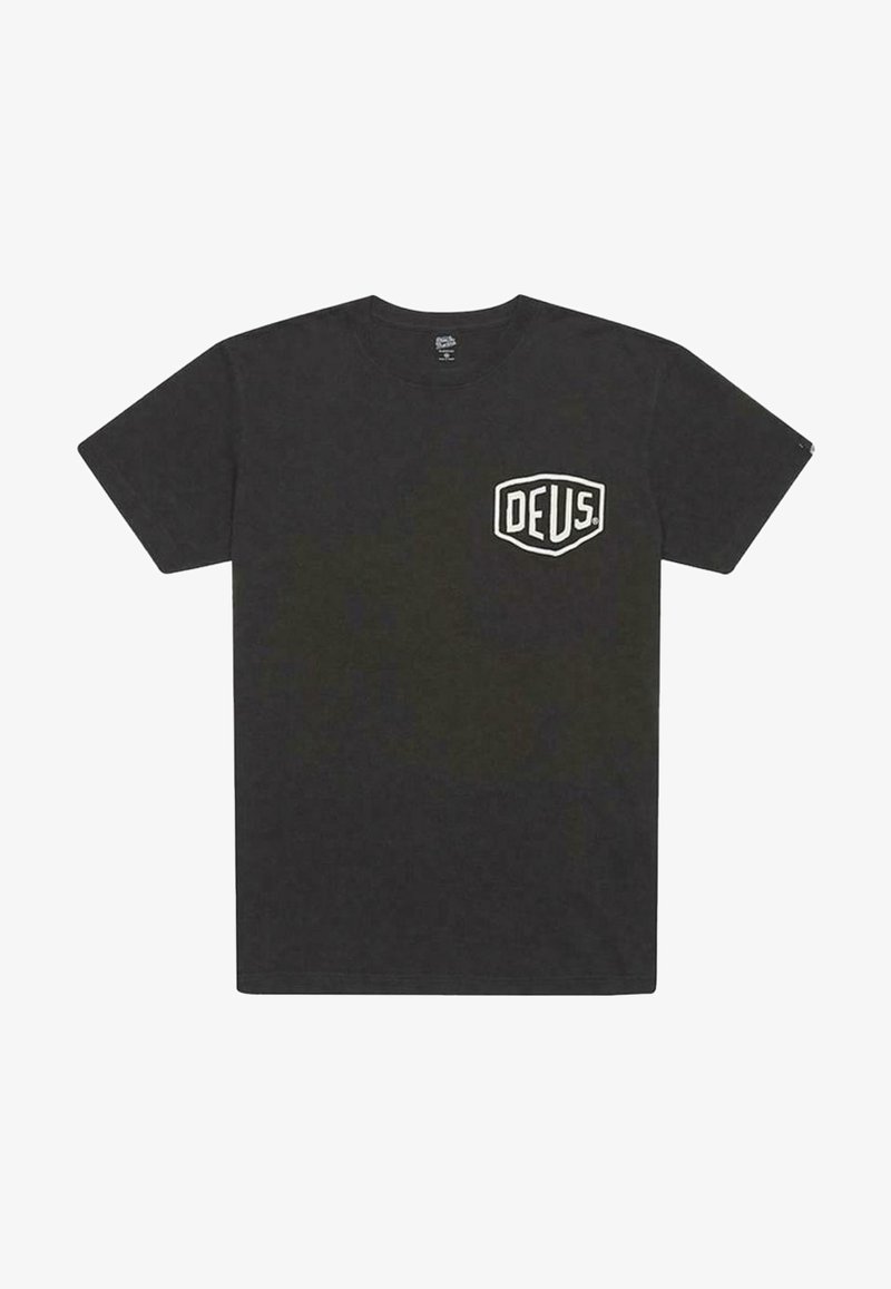 Camiseta de algodón negra con mangas cortas, que presenta un logo de escudo blanco con texto en la parte izquierda del pecho. Diseño clásico de cuello redondo.