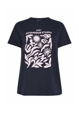 Camiseta de manga corta azul marino con formas botánicas abstractas en rosa claro y texto "1987 BOTANIQUE STUDIO" en el frente.