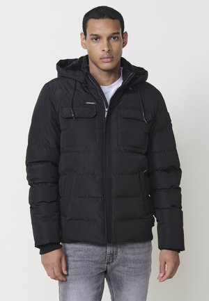 Schwarze Daunenjacke mit Kapuze, ausgestattet mit horizontalem Steppmuster, zwei Brusttaschen, Reißverschluss und gerippten Bündchen. Geeignet für kaltes Wetter.