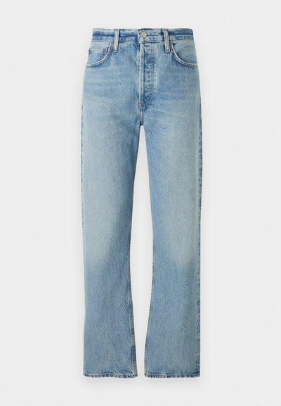 Svijetloplave traperice s ravnim nogavicama, visokog struka, petljama za remen i klasičnim petotog džepnim dizajnom. Suptilno izblijedjela tkanina.