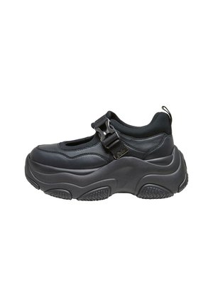 Masywny czarny sneaker z grubą podeszwą, skórzaną cholewką, regulowanym paskiem i pętelką na pięcie, zaprojektowany do codziennego użytku.