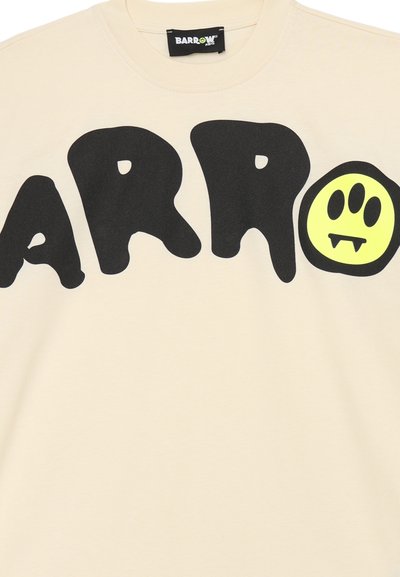 T-shirt in cotone color crema con grande scritta nera "BARROW" e un grafico giallo con un volto e denti aguzzi, creando un design giocoso.