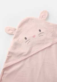 Asciugamano per bambini con cappuccio in morbido tessuto rosa, decorato con un design di coniglio con orecchie, caratteristiche facciali ricamate e una texture liscia e assorbente.