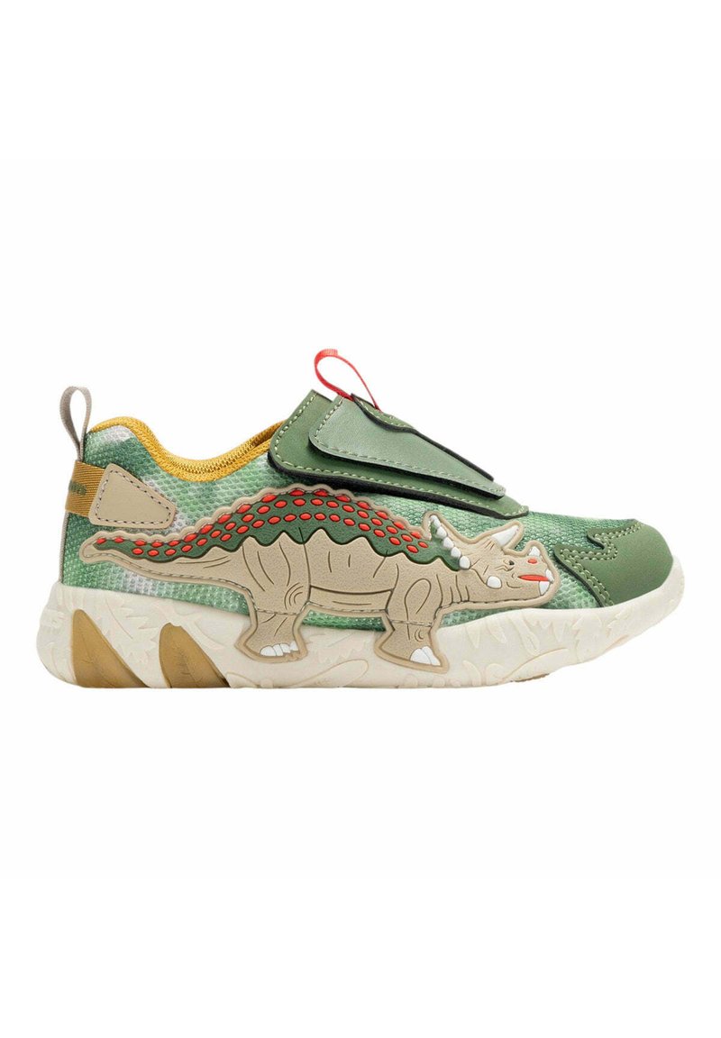 Sneaker verde con tomaia textured, dotate di un design tridimensionale di dinosauro sul lato, chiusura in velcro e suola in gomma per la presa.