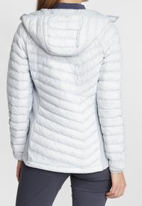 Jasnoniebieska kurtka puchowa z pikowanym wzorem, kapturem i elastycznymi mankietami; charakteryzuje się subtelnym wzorem teksturowanym na całej powierzchni.
