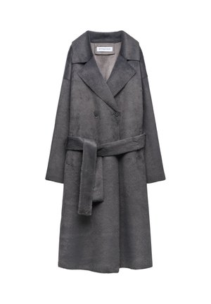 Grauer Mantel aus Kunstfell mit doppelreihigem Schnitt, Reverskragen, zwei Knöpfen, langen Ärmeln und einem passenden Gürtel in der Taille.