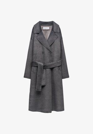Grauer Mantel aus Kunstfell mit doppelreihigem Schnitt, Reverskragen, zwei Knöpfen, langen Ärmeln und einem passenden Gürtel in der Taille.