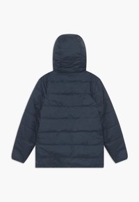 Marineblauwe gewatteerde jas met capuchon, voorzien van een doorgestikt ontwerp en een gladde textuur. Rechte pasvorm met lange mouwen en zonder zichtbare sluitingen.
