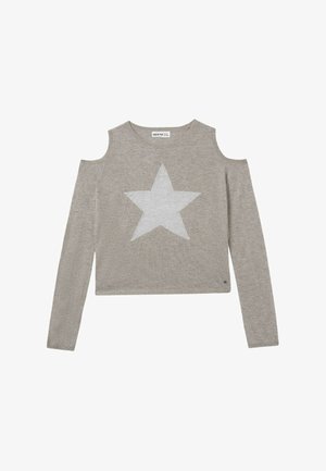 Pull en maille gris clair à manches longues avec des découpes épaule dénudée et une grande étoile blanche sur le devant.