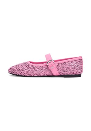 Pink flettet Mary Jane-flad sko med en enkelt spænde og sort sål, vist fra siden på hvid baggrund.
