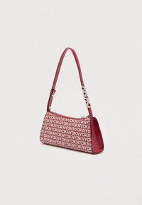 Punavalkoinen olkalaukku, tehty synteettisestä materiaalista, jossa toistuva logokuvio, litteä muoto sekä yksivärinen punainen hihna ja sisäosa.