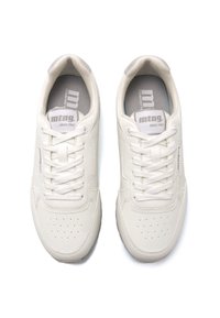 Zapatillas de piel blancas con punta redondeada, detalles perforados, cordones planos y plantilla acolchada con un logo sutil.