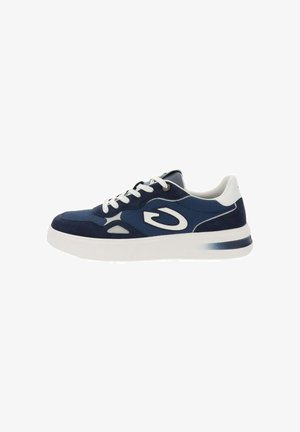 Sneakers blu navy e bianche con lacci bianchi, collo imbottito e suola bianca con una striscia blu scuro vicino al tallone.