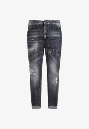 Jeans in denim grigio scuro con aree scolorite, dettagli consumati e risvolti, caratterizzati da un classico design a cinque tasche e chiusura frontale con bottoni.