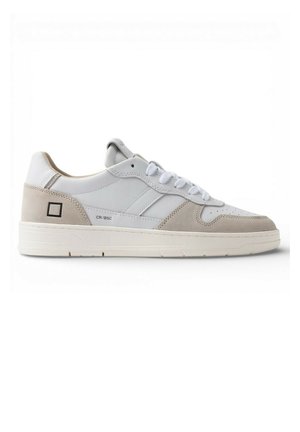 Sneaker basse in pelle bianca e camoscio beige con lacci bianchi, suola bianca spessa, logo laterale e dettagli traforati sulla punta.